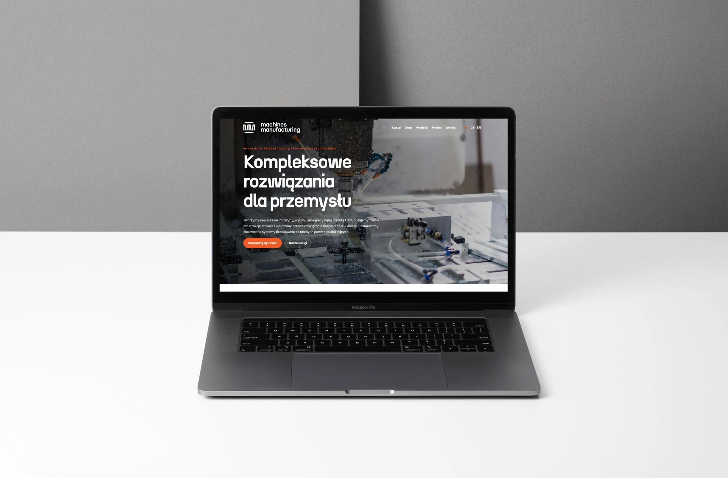 machinesmanufacturing.eu — projekt strony internetowej, mockup macbook scena biurko