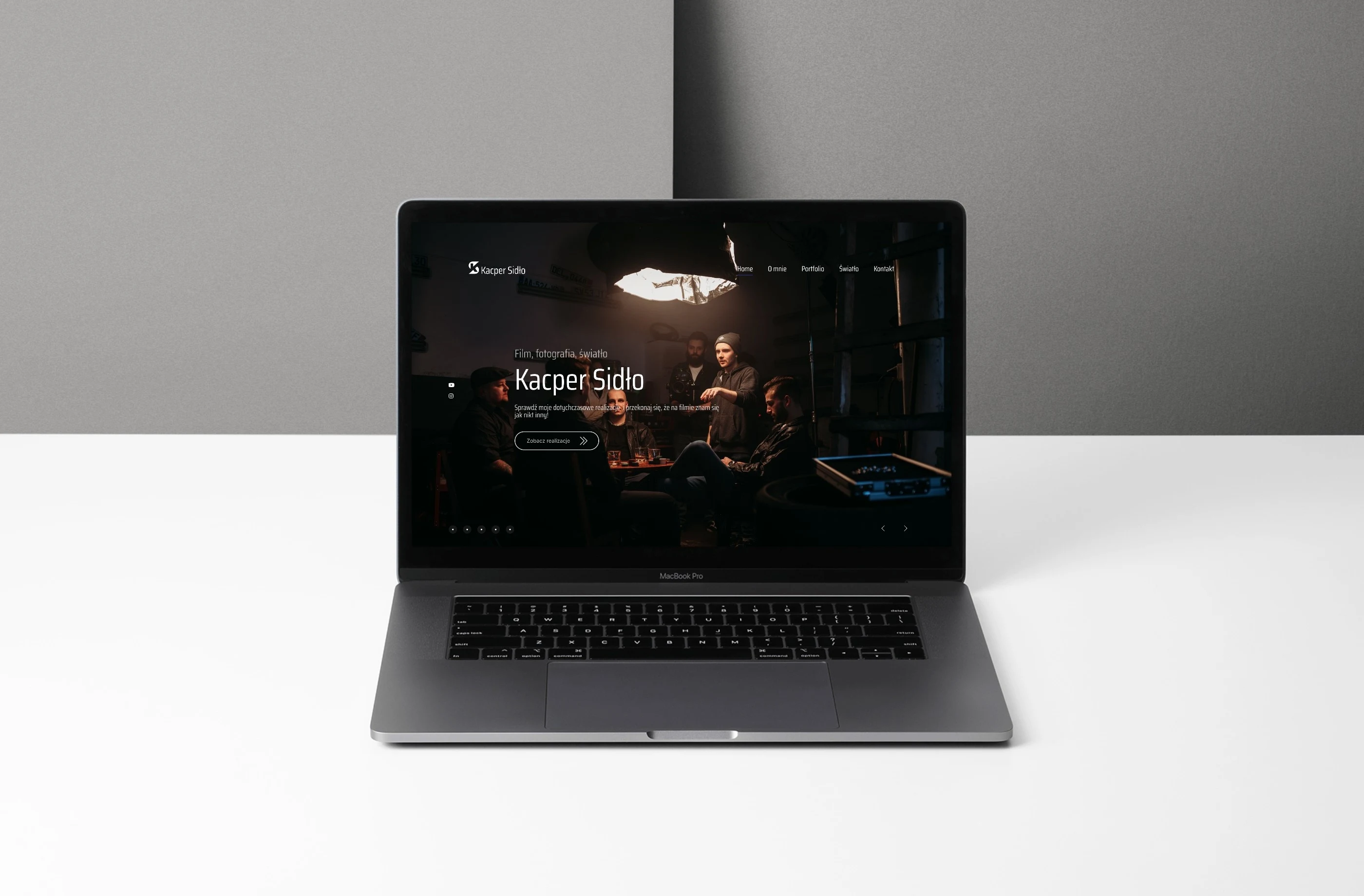 Kacper Sidło — la home page su un MacBook: un’inquadratura a tutto schermo dal set e lo slogan «Film, fotografia, luce»