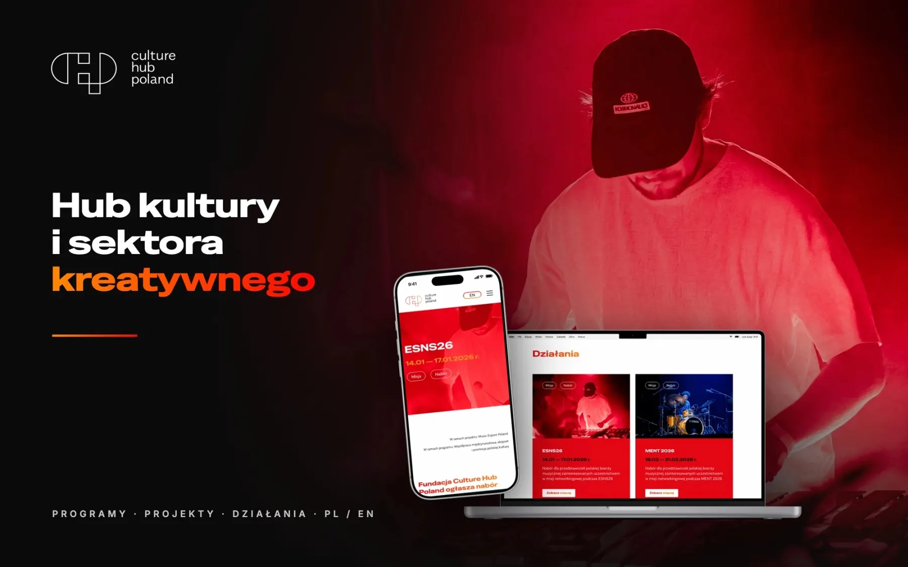 Strona Culture Hub Poland na MacBooku i iPhonie na tle muzyka w czerwonym świetle sceny, z logo fundacji i hasłem o hubie kultury