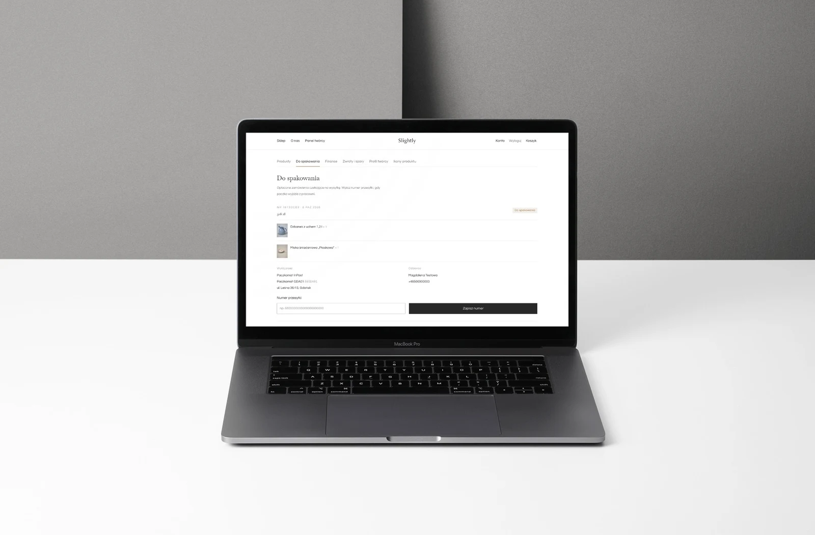 Panel twórcy Slightly na MacBooku: zakładka „Do spakowania” z zamówieniem, odbiorcą i polem na numer przesyłki
