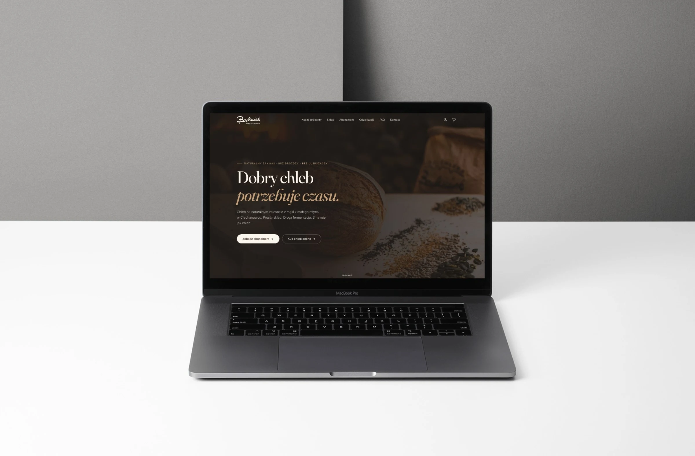 stacjachleba.pl — projekt strony internetowej, mockup macbook scena biurko